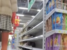 Caminando por la tienda sin bragas