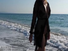 Mujer sexy en la playa recibe un plug anal de cola de zorra en su culo - plug anal público al aire libre