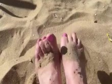 pies descalzos en una playa de arena
