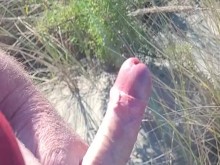 Me encanta masturbarme en una playa pública.