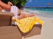 Rubia en la playa muestra su culo