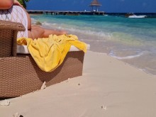 Sin bragas Chica relajándose en la playa Culo caliente