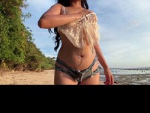 Pinay Horny AF en la playa, lo suficientemente cerca como para oler su excitación Ep. 2