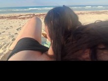 Vista previa - MILF chupa polla y traga semen en la playa POV