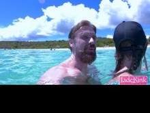 Pareja cachonda romántica playa pública creampie bajo el agua