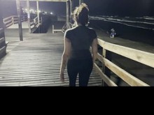 Me encuentro con mi entrenadora en la playa, la alcanzo y me hace una mamada en público. Le lleno la boca con mi semen