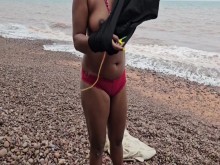 Chica DESNUDA deja que un extraño la FOLLE en la PLAYA y SE CORRA ADENTRO