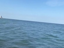 Esposa exhibicionista parpadea en una playa pública