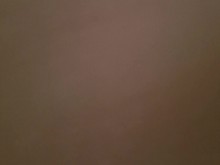 La hermosa Natalia comenzó a chuparme la polla dura con tanta pasión que no pude soportarlo por mucho tiempo.