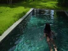 Morena apasionada chupó la polla en la playa