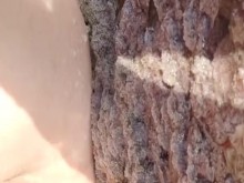 Arriesgado lindo coño flash en la playa pública