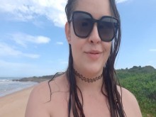 Disfrutando de una playa y tomando el sol sobre los pechos