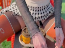 Desnudo tomando café en el parque