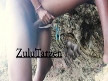 Coño drena el esperma de la polla en la playa