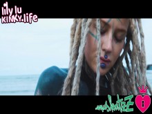 Sexy Bikini tease - Chica de tinta de tatuaje alternativa con rastas en Bikini en la playa - SFW al aire libre