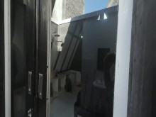 Vecina en un resort de playa en una isla tropical abre las piernas rápidamente