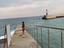 NIÑA DESNUDA CAMINANDO POR LA PLAYA EN SOCHI