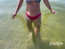 meando y masturbándose bajo el agua en la playa pública del mar