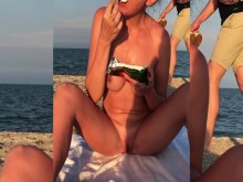 ¡Desnudo público en la playa! Mi diversión en una playa nudista