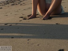 PAJA EN LA PLAYA PÚBLICA: Belleza en Bikini le hace recibir una gran corrida en la playa