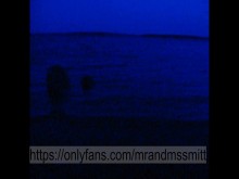 Nena rusa caliente se la chupó a un extraño en la playa por la noche