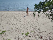 en una playa pública masturbándome la polla antes del sexo