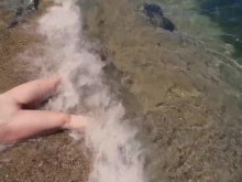Nena nudista con coño afeitado y tetas naturales luciendo en la playa