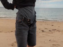 Esposa exhibicionista mostrando extraños en la playa