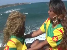 Lamiendo en la playa