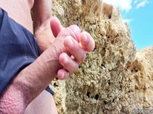 Masturbación arriesgada en la playa - Chico caliente teniendo una corrida enorme