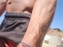 Pareja exhibicionista - Masturbación callejera - Lamiendo y metiendo los dedos en el culo de una chica en una playa pública