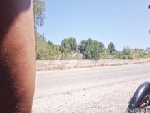 Recopilación de verano del día de una pareja en forma: masturbación pública desnuda, momentos arriesgados en la carretera y la playa