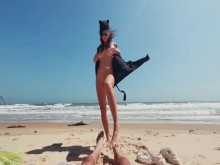 Chica adolescente se masturba en público en una playa nudista, acaricia los pies y un chico se masturba una polla y se corre