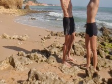 Chica y chico cachondos se desnudan en una playa pública y se masturban - arriesgado