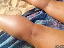 La pareja de Hotsportfit se masturba con la mano y el coño en la playa pública