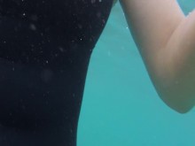 Agua azul, bañador negro, piernas bonitas.