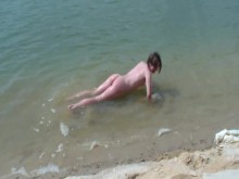 Espectáculo desnudo en la playa.
