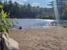 Muy Tímido Bañándose flaco en la playa