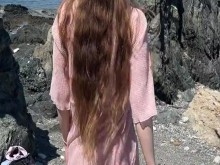 Pequeña princesa se burla en una playa pública antes del sexo