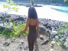 ISLA EXÓTICA ÉBANO PÚBLICO SOLO FEMENINO COSPLAY MARRÓN PEZONES GRANDES VISTA A LA PLAYA DEL OCÉANO