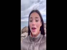 Se la chupo a un desconocido en la playa ????