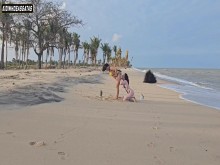 DOS LESBIANAS JUGANDO EN LA PLAYA FUERON PILLADAS POR UN TURISTA Y LES FOLLÓ EL CULO