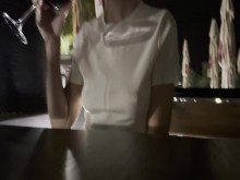 Mi marido me toca el coño en un bar de la playa conmigo vestida con una camiseta ajustada y una falda corta, sin bragas.