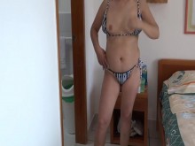 En la playa, mi madrastra en bikini me muestra su coñito, su culo y sus tetas peludas.