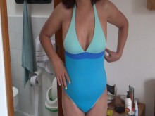 Video 1 de 3 - Mamá latina se luce en la playa, recibe pollas duras, se masturba frente al hotel