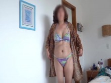 Durante mis vacaciones en la playa, el dueño del hotel me graba poniéndome bronceador