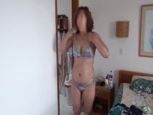 En la playa los hijastros de mis amigos se masturban mirándome exhibirme en bikini