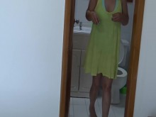 El amigo de mi marido me graba poniéndome el bikini para ir a la playa a lucirme y hacerme las pollas