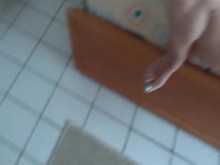 En la playa dejo que los amigos de mi hijastro se corran en mi coñito peludo, me encanta su polla joven y dura