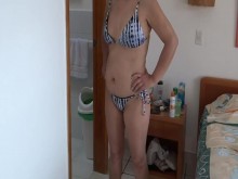 Me pongo las pollas bien duras mientras me muestro en la playa y termino follando